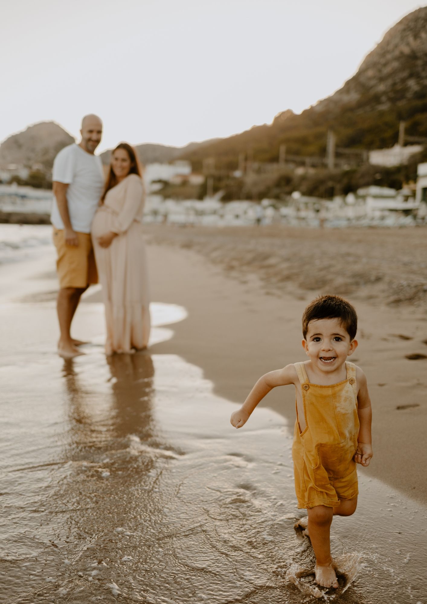 fotografía de maternidad al atardecer en Barcelona - playa de Garraf