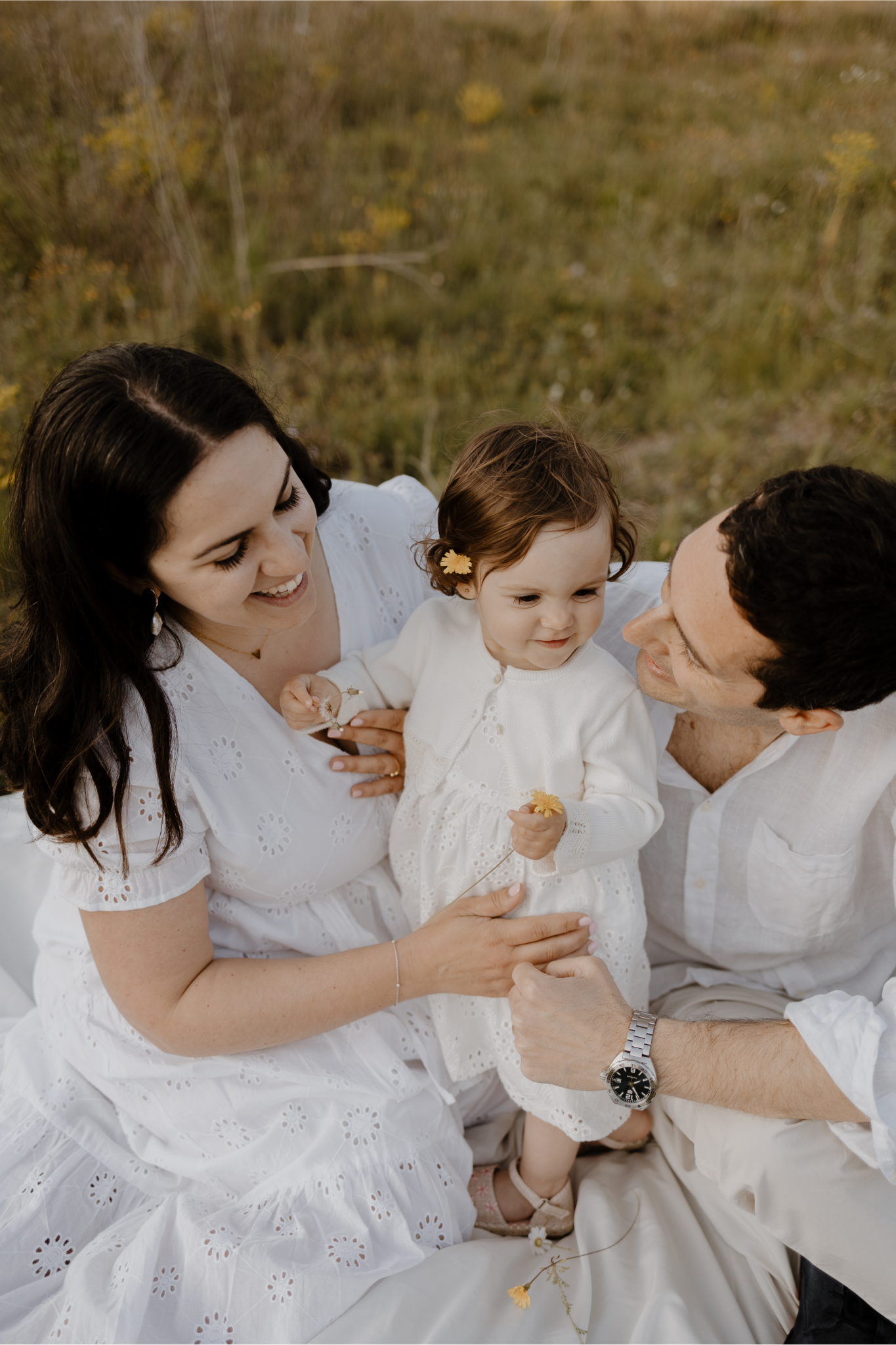Familia relajada en la montaña disfrutando de una sesion de fotos al atardecer en Montserrat